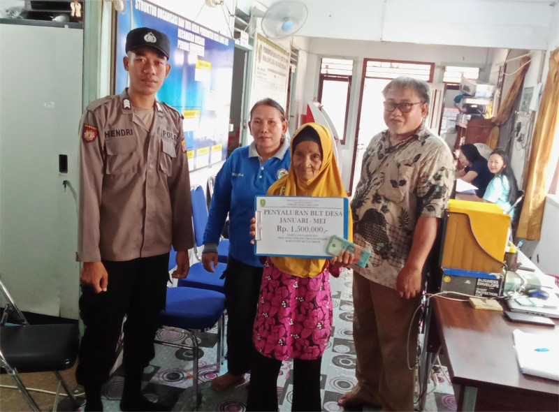 Pembagian BLT di Kantor Desa Long Lees Tanggal 09 Mei 2025