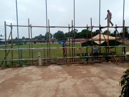 Progres pembuatan pagar lapangan sepak bola Desa Long Lees,tanggal 7 Maret 2025