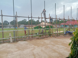 Progres pembuatan pagar lapangan sepak bola Desa Long Lees,tanggal 7 Maret 2025
